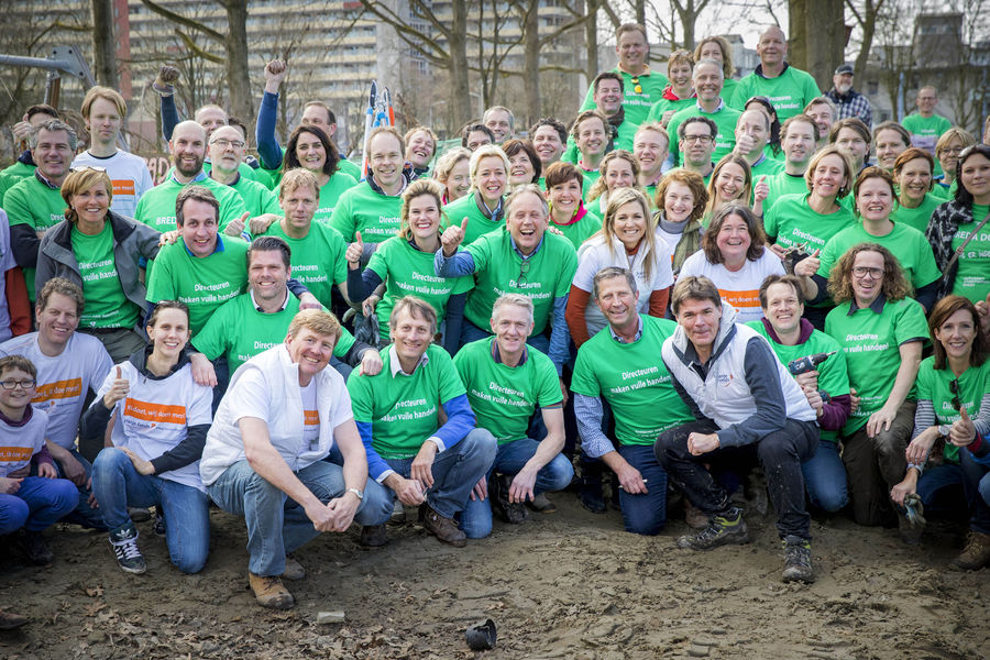 Vianense ondernemers, samen met Koning Willem-Alexander en Koningin Máxima, tijdens NLdoet in Vianen